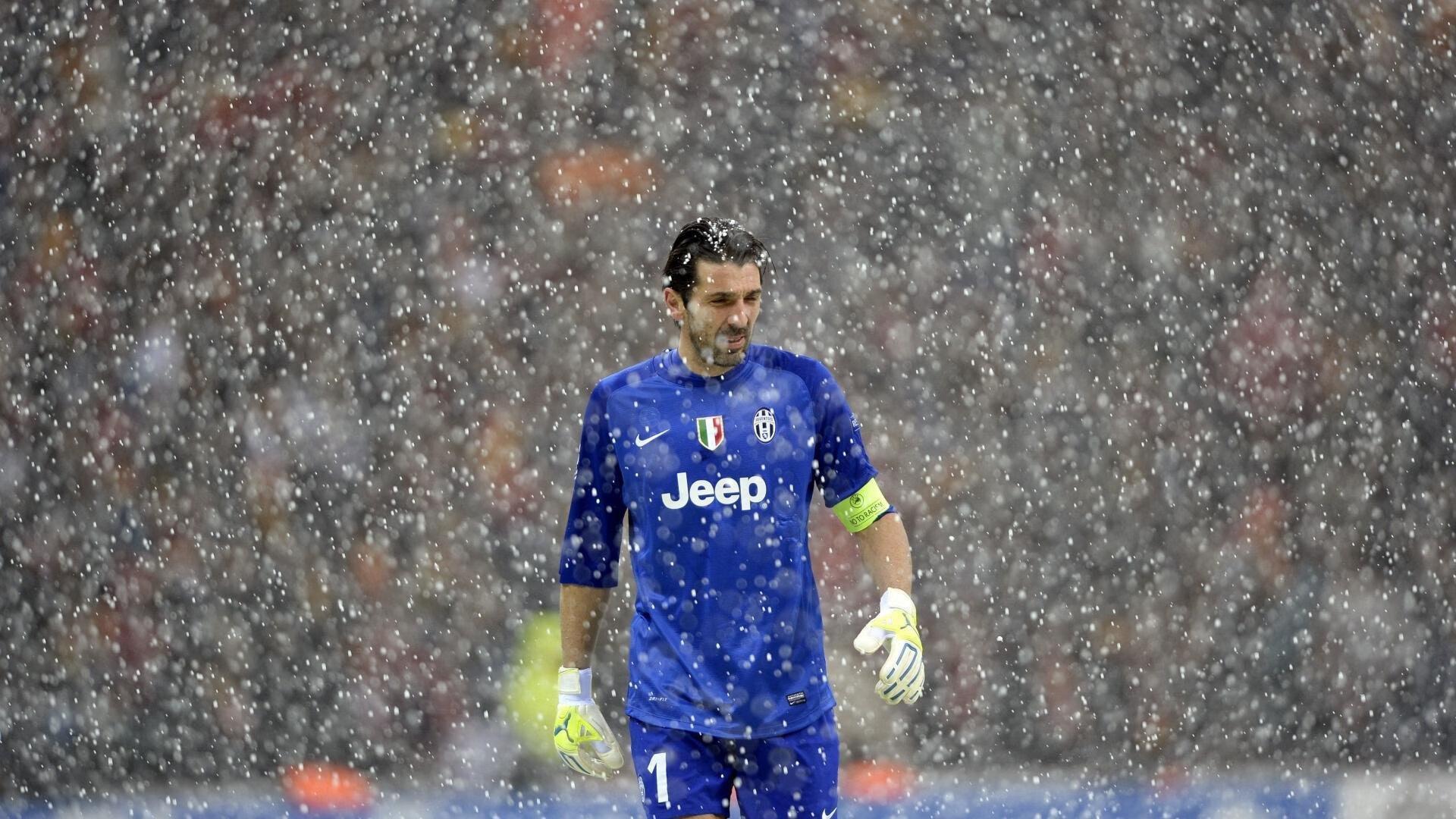 百米飞人巅峰对决 新星闪耀打破纪录